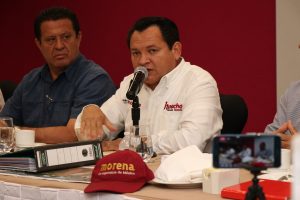 “Huacho” Díaz destituye a delegada morenista y coloca en su lugar a su amigo panista