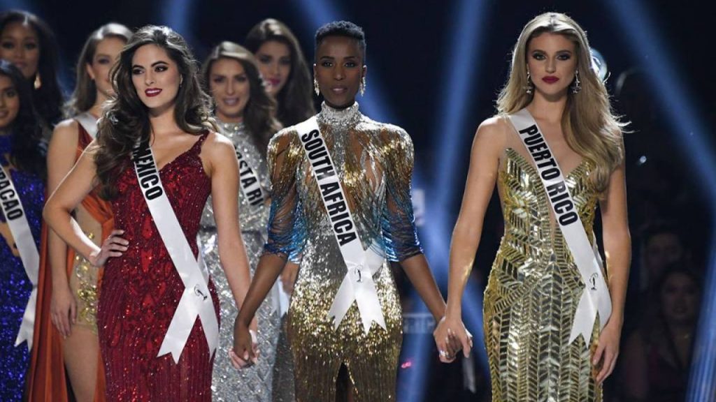 La sudafricana Zozibini Tunzi, activista contra la violencia de género, ganó el título de Miss Universo