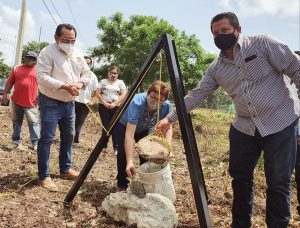 Huacho Díaz no hace caso de los problemas con el pago de becas y apoyos a los yucatecos