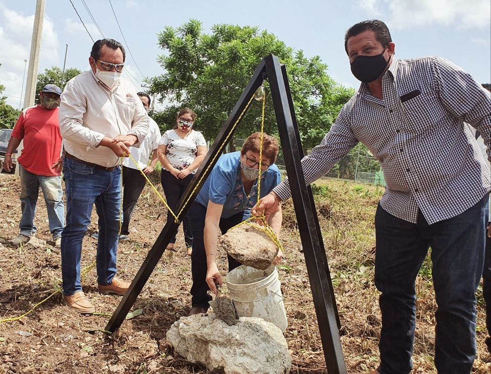 Huacho Díaz no hace caso de los problemas con el pago de becas y apoyos a los yucatecos
