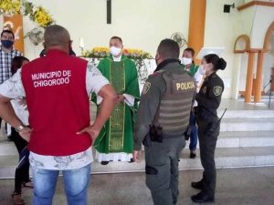 Con el pretexto del Covid, policías de Colombia intentaron detener la misa dominical, pero no pudieron