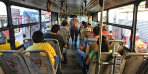 Camiones con todos los asientos llenos, entre los cambios al transporte