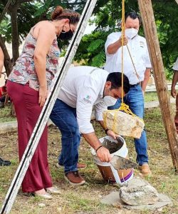 “Huacho” Díaz ya compite con Ivonne Ortega en la colocación de “primeras piedras” para bancos que de nada sirven