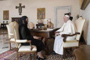 Gutiérrez Müller visita al Papa Francisco y le entrega carta de López Obrador