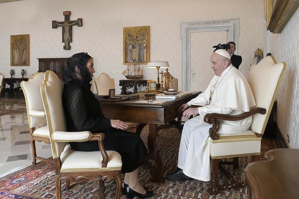 Gutiérrez Müller visita al Papa Francisco y le entrega carta de López Obrador