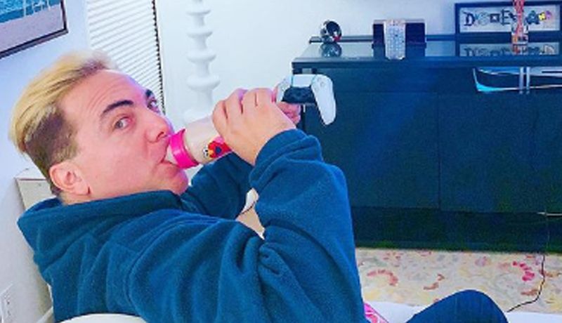 Cristian Castro responde a críticas con foto polémica mostrando un biberón