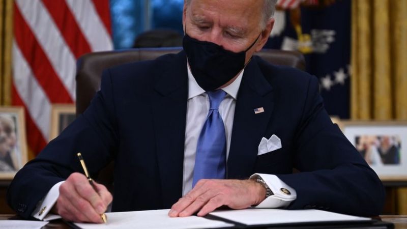 Biden llega y empieza a borrar el legado de Donald Trump