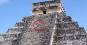 Una mujer sube al Castillo de Chichén Itzá para esparcir las cenizas de su esposo