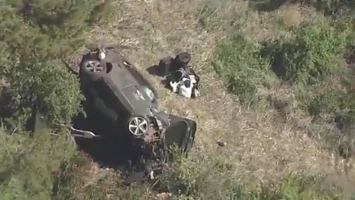 Tiger Woods hace un “hoyo  en uno” con su auto, lo rescatan los bomberos