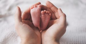 El contacto piel con piel no aumenta riesgo de contagio de Covid en bebés: estudio