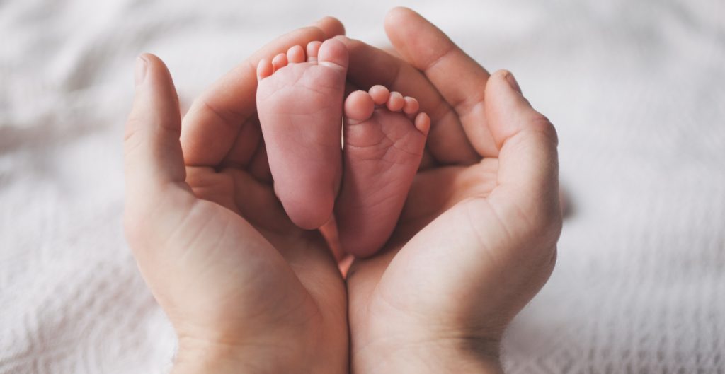 El contacto piel con piel no aumenta riesgo de contagio de Covid en bebés: estudio