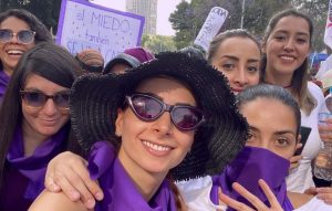Youtuber y feminista proaborto demandada por pornografía infantil