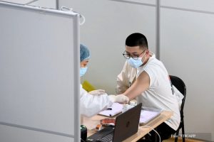 La vacuna china no es tan eficaz, se plantean mezclarla para mejorarla
