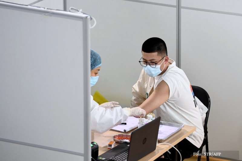 La vacuna china no es tan eficaz, se plantean mezclarla para mejorarla