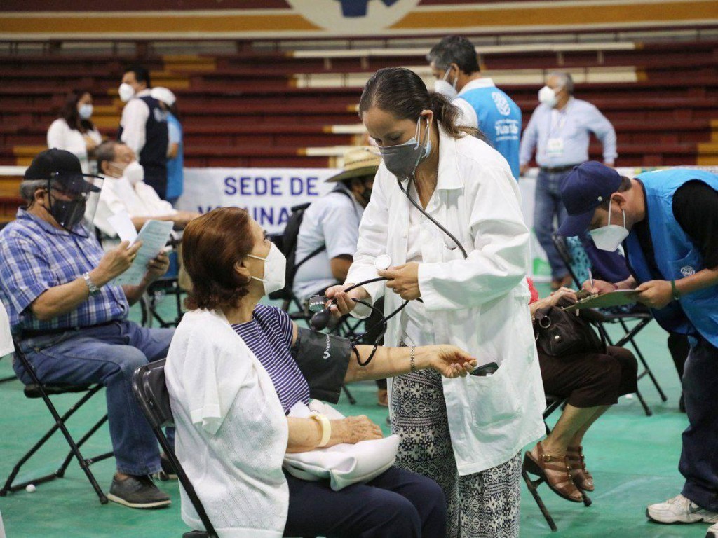 Casi 50,000 adultos mayores vacunados contra el Covid en Mérida