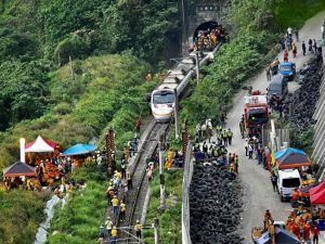 Accidente de tren en Taiwán deja más de 50 muertos