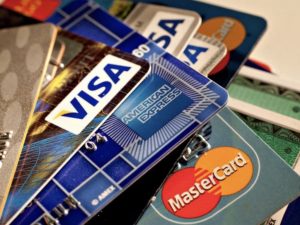 Mexicanos cancelan 1.6 millones de tarjetas de crédito; morosidad sube