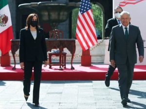 En redes se burlan de AMLO por cambiar el  cargo y nombre a Kamala Harris