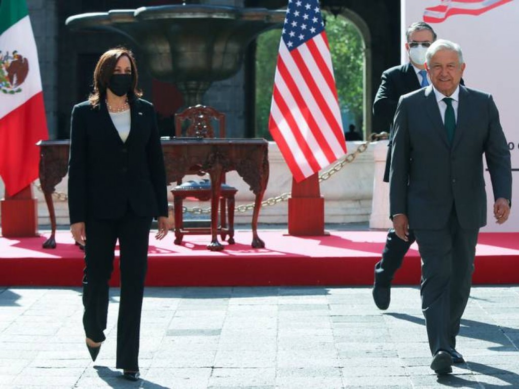 En redes se burlan de AMLO por cambiar el  cargo y nombre a Kamala Harris