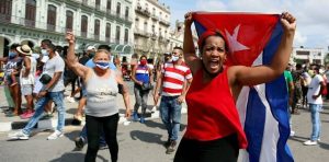 Miles de cubanos salen a las calles a pedir libertad y el régimen comunista los amenaza y agrede