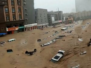 Las peores inundaciones en un siglo en Zhengzhou, China, dejan decenas de muertos