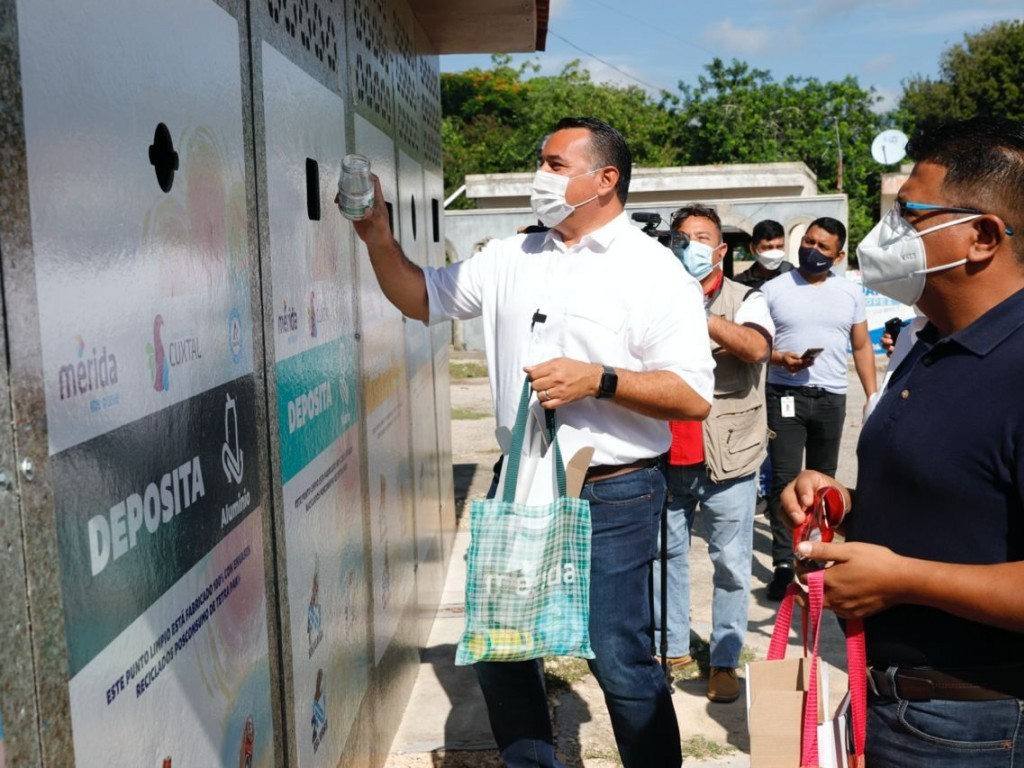 El alcalde Renán Barrera inaugura el Punto Verde Tetra Pak, en la comisaría de Dzununcán