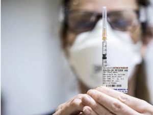 Dos dosis de Pfizer y AstraZeneca son altamente efectivas contra variante Delta, indica un estudio