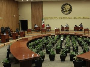 El INE ordena a grupos parlamentarios de Morena y al periódico La Jornada abstenerse de difundir consulta popular