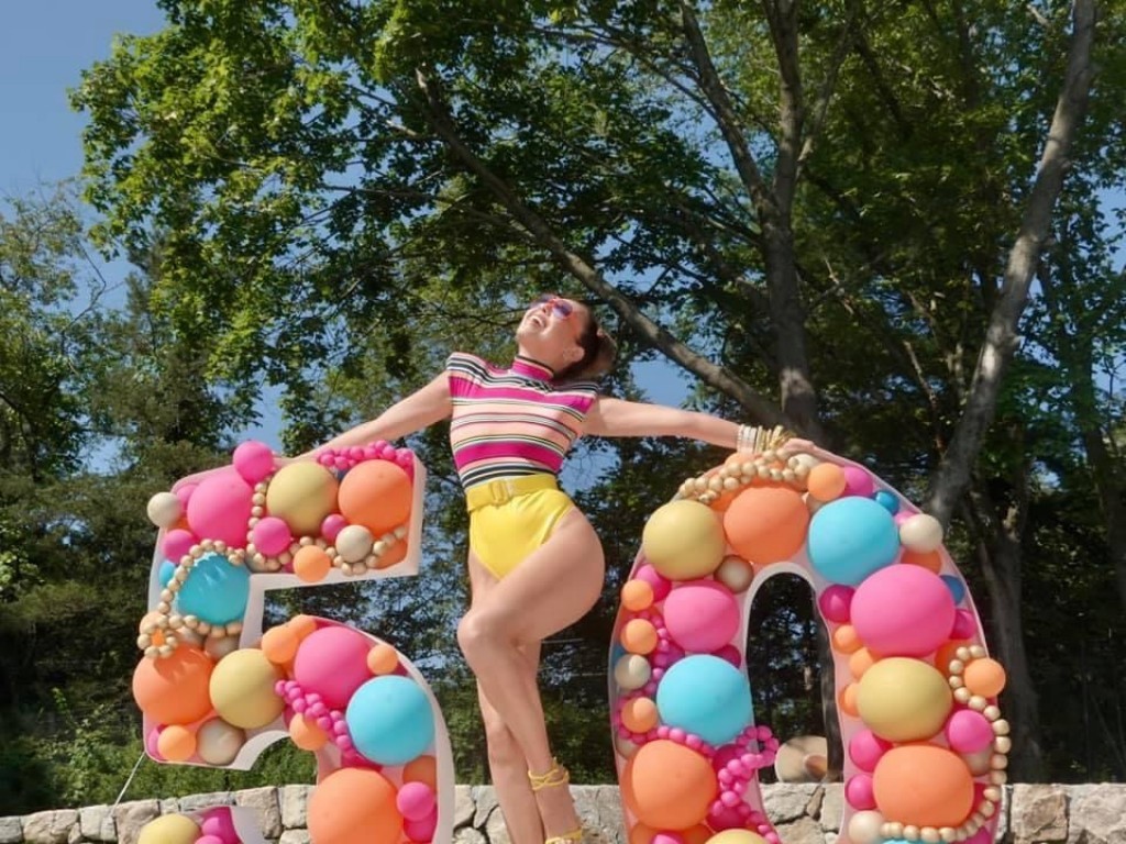Thalía cumple 50 años y lo luce con espectacular foto