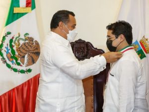 Recibe Erick Ávila “Cuxum” la medalla Héctor Herrera “Cholo” 2021