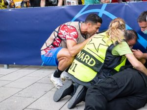 Cristiano Ronaldo le da un  pelotazo a una mujer durante partido; le regaló su camiseta