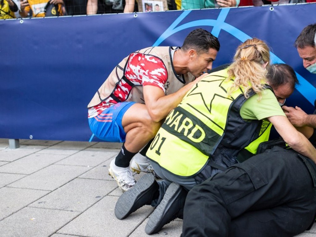 Cristiano Ronaldo le da un  pelotazo a una mujer durante partido; le regaló su camiseta