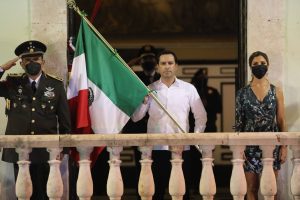 ¡Viva la unidad de los yucatecos ante la adversidad!, expresó el Gobernador Mauricio Vila Dosal al encabezar la tradicional ceremonia del grito