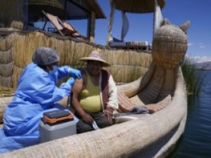 En Perú, enfermeros acuden hasta el mítico lago de Incas para aplicar vacunas anticovid