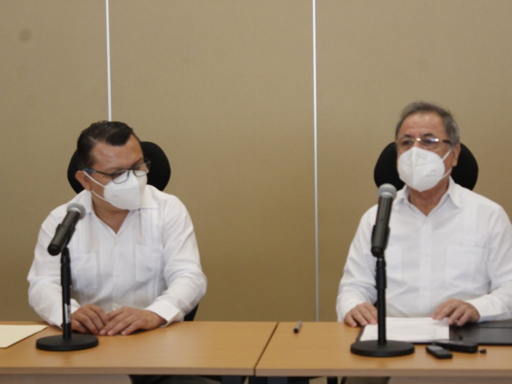 Entrega el INE Yucatán a Moisés Bates Aguilar, su  constancia como nuevo presidente del Iepac a