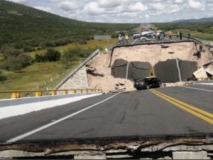 Colapsa puente vehicular en la vía Cerritos-Tula, en San Luis Potosí