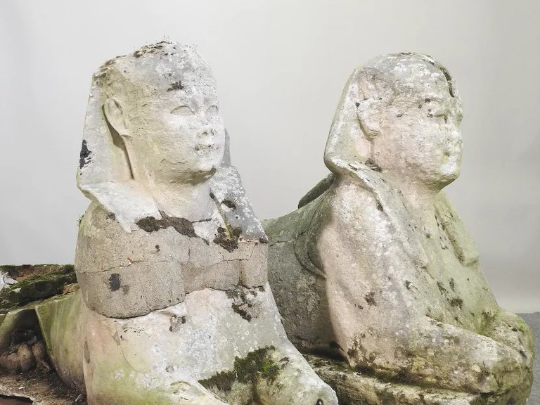 Familia tenía un par de esculturas en su jardín y descubrió que eran esfinges reales del antiguo Egipto
