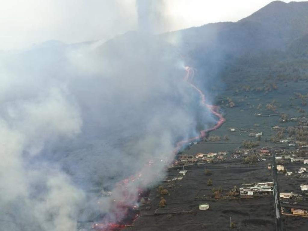 La lava se desborda y sepulta parte del cementerio de Las Manchas