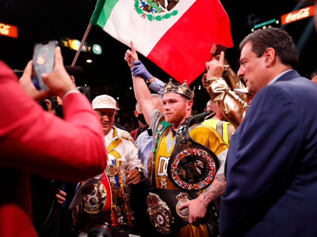 Canelo Álvarez dona un millón de pesos a un centro de asistencia a niños con cáncer en México
