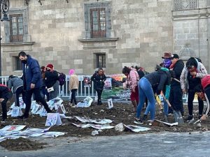 Familiares de desaparecidos simulan fosa clandestina en Palacio Nacional