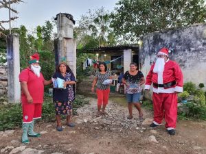 Proximidad Social de la SSP, junto con Santa Claus, llevan regalos a las comunidades yucatecas