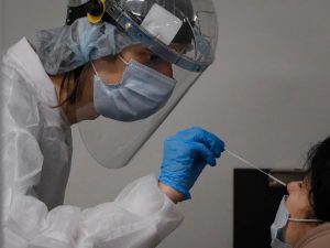 La variante Ómicron agrava riesgos para la economía, advierte OCDE