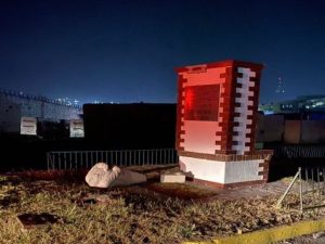 Amanece el 2022 con el derribo de la estatua de AMLO recién inaugurada en Atlacomulco