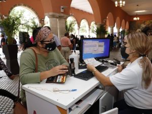 Meridanos acuden a cumplir con el pago del predial