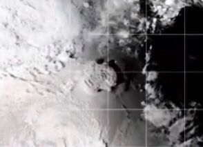 Así se vio la erupción del volcán de Tonga, en el Pacífico, que causó un tsunami  (vídeo)