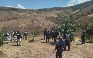 En Michoacán, policías y militares se enfrentan con civiles armados; hay 2 muertos