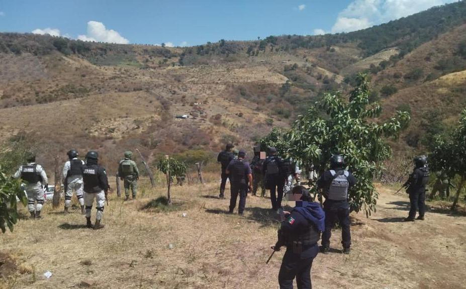 En Michoacán, policías y militares se enfrentan con civiles armados; hay 2 muertos