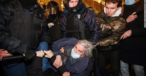 Protestan en Rusia contra la guerra