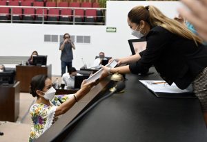 Diputados atestiguan el informe de labores de la comisionada del INAIP, María Segovia Chab