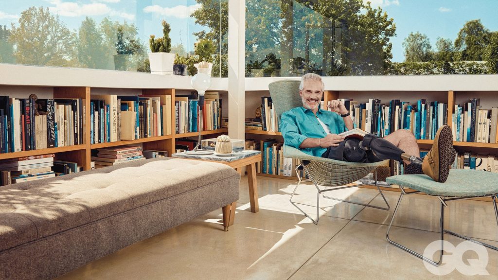 Juan Pablo Medina se muestra por primera vez con su prótesis para la revista GQ México